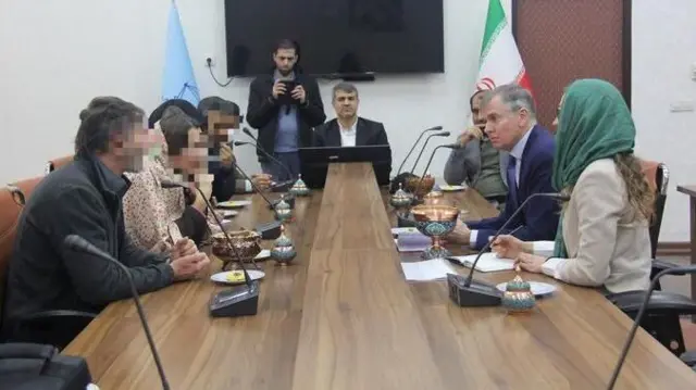 تصویری که خبرگزاری ایرنا در رابطه با بازداشت دو شهروند بریتانیایی در ایران منتشر کرد. صورت آن‌ها در این تصویر محو شده است