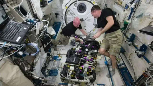 সহকর্মীদের সঙ্গে কাজ করছেন স্কট কেলি