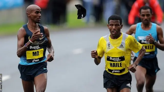 Mo Faarax (Bidix) iyo Haile Gebrselassie (dhexda) ayaa ku loolamay tartankii dhacay 2013