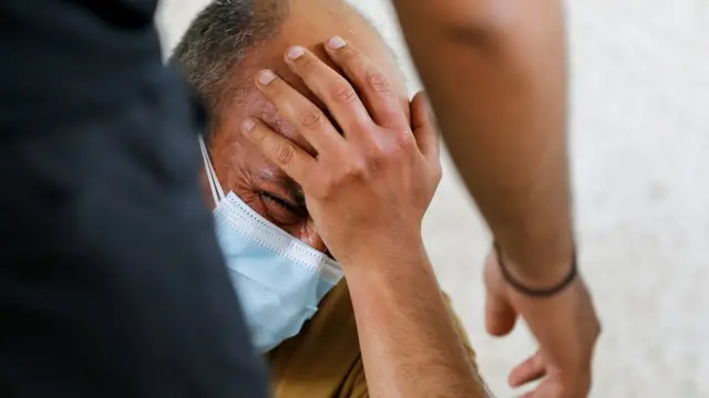 عراقي يبكي أحد ضحايا الحريق