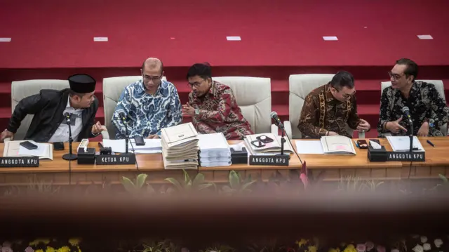 Rapat pleno Pemilu 2024 di KPU RI
