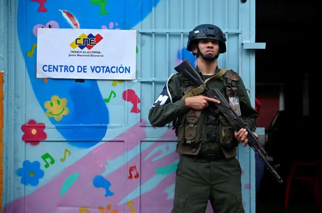 Militar en el centro de votación