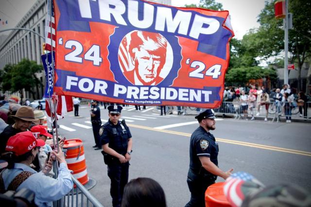 Seguidores de Trump a las afueras del tribunal.