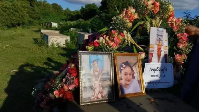 မကွေးမှာ စစ်တပ်လေကြောင်းတိုက်ခိုက်မှုကြောင့် သေဆုံးခဲ့သူကြသူ အမျိုးသမီး ၃ ဦးအတွက် လွမ်းသူ့ပန်းခြင်းတွေကို စီတန်းထားပါတယ်။ သေဆုံးသူအမျိုးသမီး သုံးဦးနဲ့ ဘောင်သွင်းဓာတ်ပုံတွေကိုလည်း ချထားတာတွေ့ရပြီး လွမ်းသူ့ပန်းခြင်း တစ်ခုမှာဆိုရင် မရတီကျော်၊ အသက် ၂၀ နှစ်၊ ကောင်းရာသုဂတိလားပါစေဆိုပြီး စာရွက် တစ်ရွက်ပေါ် ရေးသားထားတာလည်း တွေ့ရပါတယ်။ အနောက်မှာတော့ အုတ်ဂူတွေကိုလည်း မြင်တွေ့ရပါတယ်။