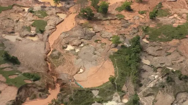 Vista aérea da árearoleta com duas bolasgarimpo 