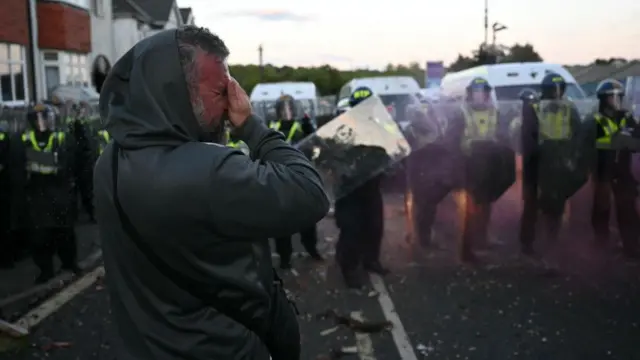 Демонстрант пошто су га полицајци попрскали сусавцем