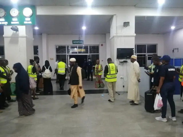 Ɗaliban Najeriya a filin jirgin sama na Nnamdi Azikwe bayan isa Najeriya daga Masar