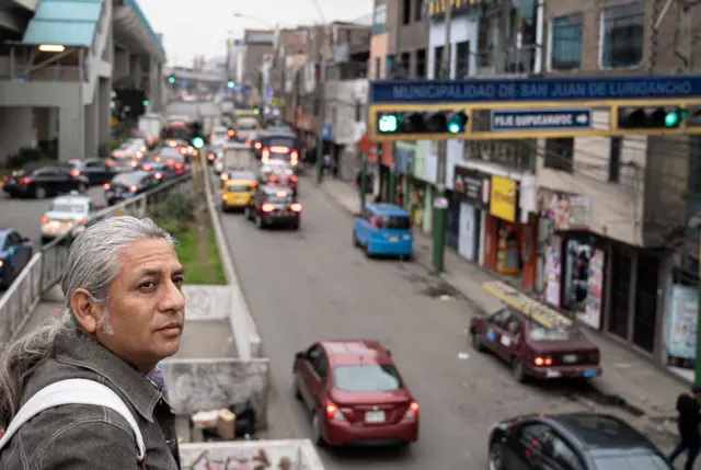 Arturo Vásquez, en una avenida de San Juan de Lurigancho.
