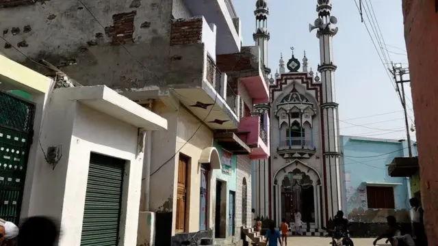 મદાપુર મુસ્તફાબાદમાં આવેલી મસ્જિદ