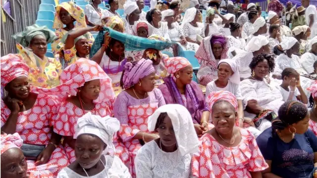 Awọn obinrin ninu aṣọ ẹgbkjọda