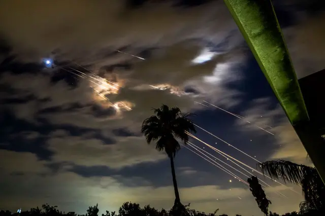 Las defensas israelíes derribando misiles