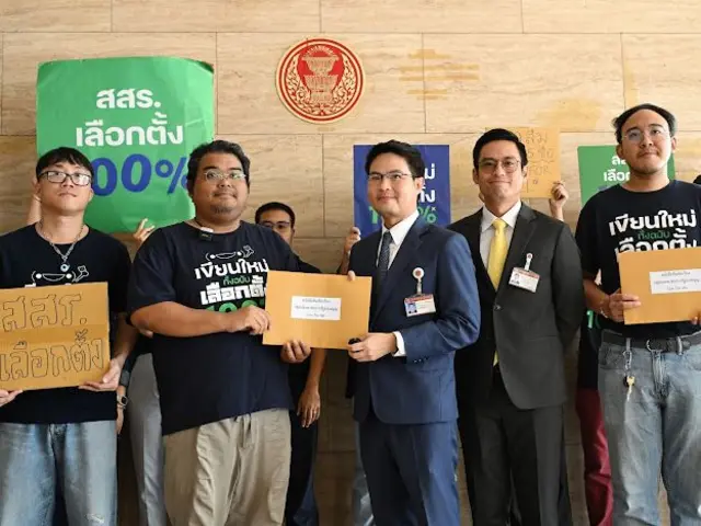 ภราดร ปริศนานันทกุล เป็นตัวแทนพรรค ภท. เข้ารับหนังสือจากกลุ่ม Con for All 