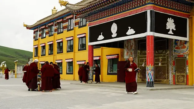 Monges do lado de fora do monastério de Langcuo Ma
