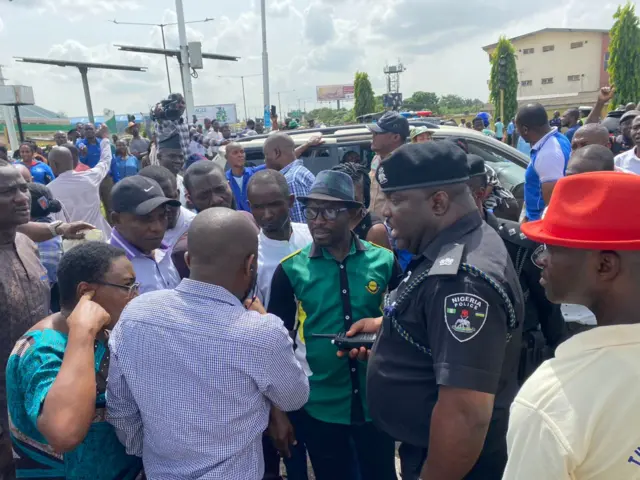 Awọn oṣiṣẹ ẹka ofurufu nibi iyaṣẹlodi wọn