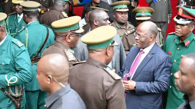 Rais wa Jamhuri ya Muungano wa Tanzania Dkt. John Pombe Magufuli akizugumza na Maafisa mbalimbali kutoka Jeshi la Magereza nchini mara baada ya tukio la uapisho Ikulu jijini Dar es Salaam.Julai 14,2018