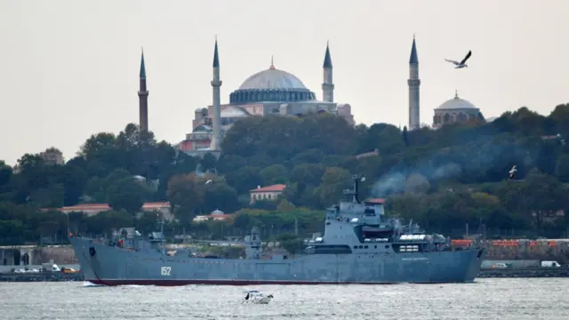 Військовий корабель пливе через Босфор