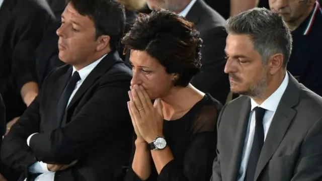 Rai'iisalwasaare Matteo Renzi (bidix) ayaa ka qaybgalay aaska isaga oo ay weheliso xaaskiisa Agnese