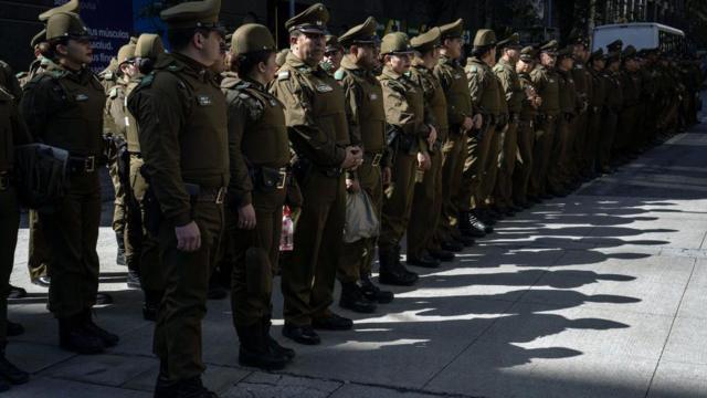 Agentes de policía durante una ceremonia en el 50 aniversario del golpe de Estado de Chile, en el Palacio de La Moneda en Santiago, Chile, el lunes 11 de septiembre de 2023.