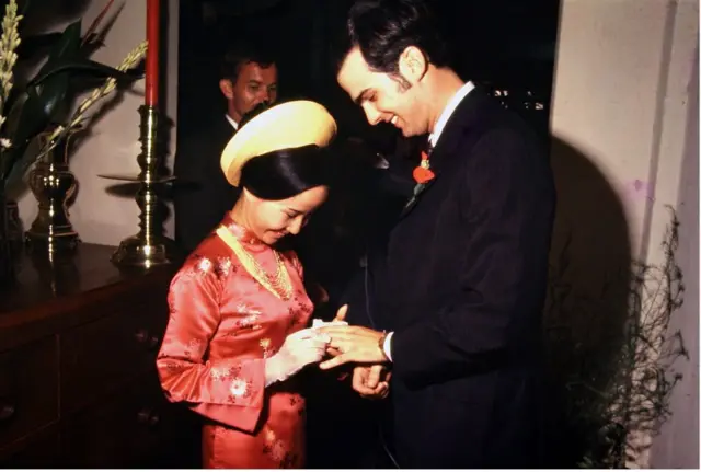 Ông Stephen B. Young kết hôn cùng người vợ Việt Nam, bà Phạm Thị Hòa, tại Sài Gòn