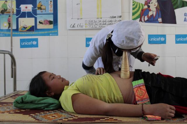 Một phụ nữ đang được khám thai tại tỉnh Điện Biên