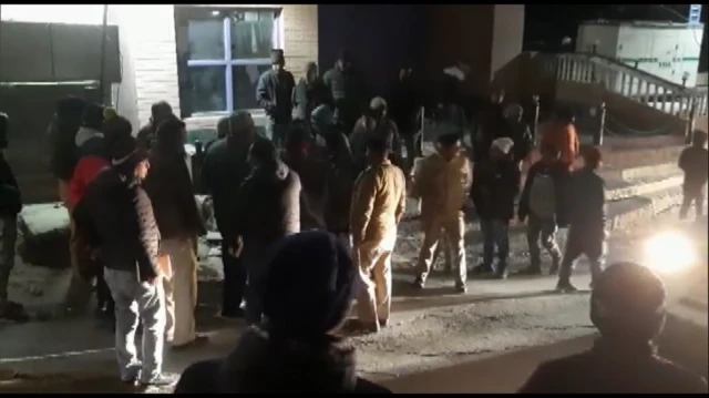 বৃহস্পতিবার রাতে বড় ফাটল দেখা দেওয়ার পরে রাস্তায় বাসিন্দারা