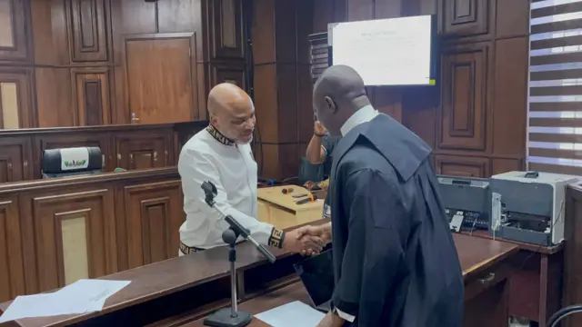 Aworan Nnamdi Kanu ni ile ẹjọ