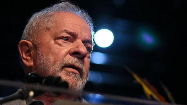 Lula olhando para o ladoapostas bet365 copa do mundocena noturna