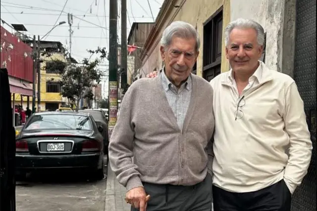 Mario Vargas Llosa con su hijo Álvaro en Huatica.