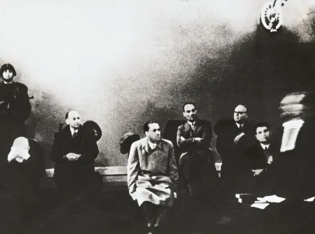 Los acusados, sentados durante el llamado juicio de Verona.
