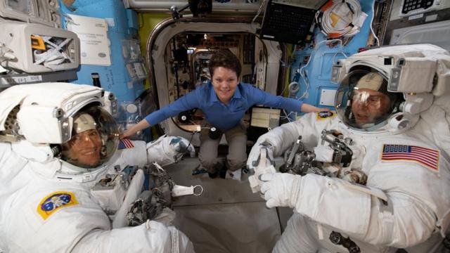 安妮·麦克莱恩（Anne McClain）在太空站内与同事们一起