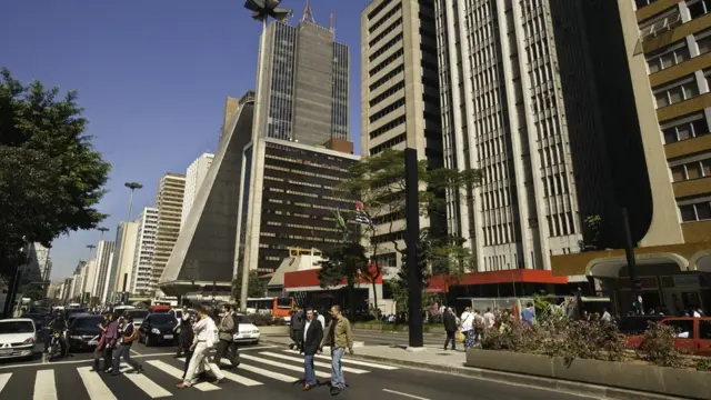 Avenida Paulista com sol