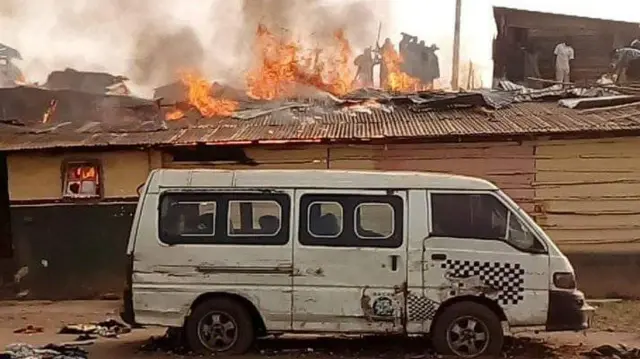 Foto e sere mgbe ndị amaghị gbara ụlọ ahịa ndị mmadụ ọkụ n'Ihube na Disemba 2022.