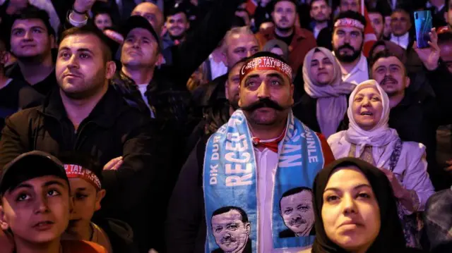 একে পার্টির ঘাঁটিগুলিতে মি. এরদোয়ানের প্রতি সমর্থন এখনও জোরদার রয়েছে