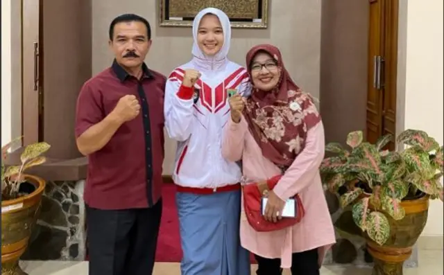 Maulia (tengah) bersama ibu dan ayahnya sebelum berangkat ke IKN.