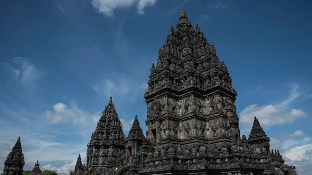 Turis berjalan melewati wisata Candi Prambanan