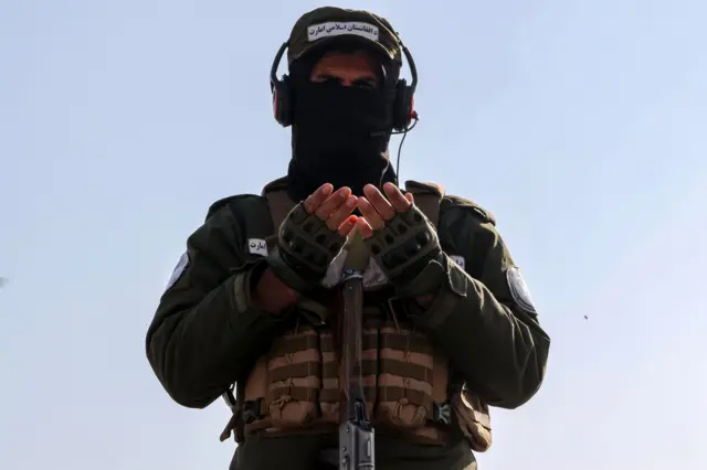 أحد أفراد أمن طالبان يصلي خلال عيد الفطر في كابول، أفغانستان