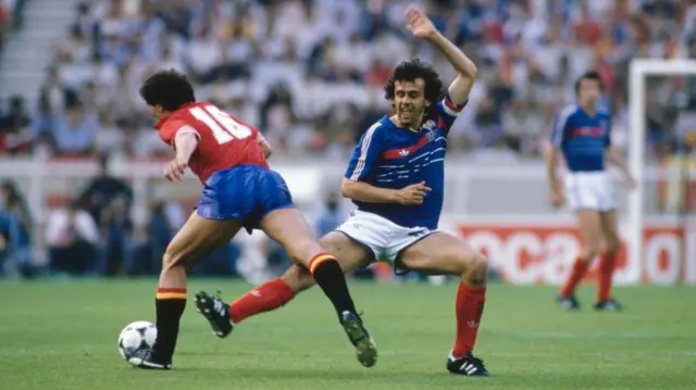 قائد فرنسا ميشيل بلاتيني يتحدى لوبيز ألفارو من المنتخب الإسباني في مباراة فازت فيها فرنسا 2-0 في نهائي أبطال أوروبا على إسبانيا على ملعب بارك دي برينس يوم 27 يونيو/حزيران 1984 في باريس، فرنسا.
