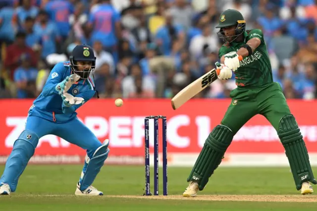 அதிரடியாகத் தொடங்கி விக்கெட்டுகளை சரிய விடும் வங்கதேசம்