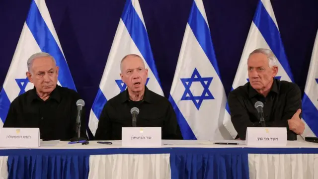 ጠቅላይ ሚኒስትር ቤንያሚን ኔታንያሁ፣ ከመከላከያ ሚኒስትር ዮአቭ ጋላንት እና የካቢኔ ሚኒስትር ቤኒ ጋንትዝ ጋር በቴል አቪቭ ጋዜጣዊ መግለጫ ሲሰጡ