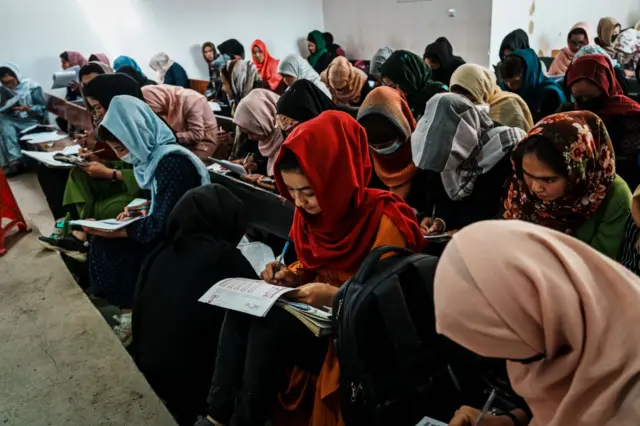 طالبان محدودیت‌های گسترده‌ای را بر آزادی کار، تحصیل و فعالیت زنان اعمال کرده‌ است