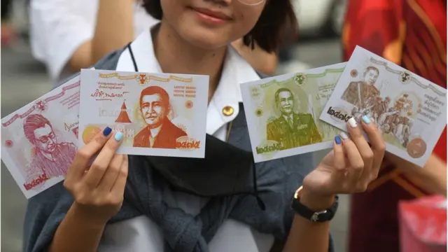 ผู้ชุมนุมที่ มธ. แสดงกระดาษที่มีลักษณะคล้ายธนบัตรจำลอง ปรากฏภาพแกนนำคณะราษฎร และปี 2475 ซึ่งเกิดเหตุการณ์ปฏฺิวัติสยาม