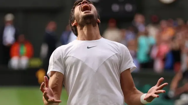 알카라스는 초반 불안한 출발을 보였지만, 전년도 우승자 조코비치를 상대로 반격에 성공해 3-2(1-6 7-6<8-6> 6-1 3-6 6-4)로 승리했다.