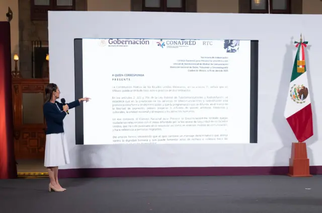 Sheinbaum muestra una carta del Conapred y la Secretaría de Gobernación
