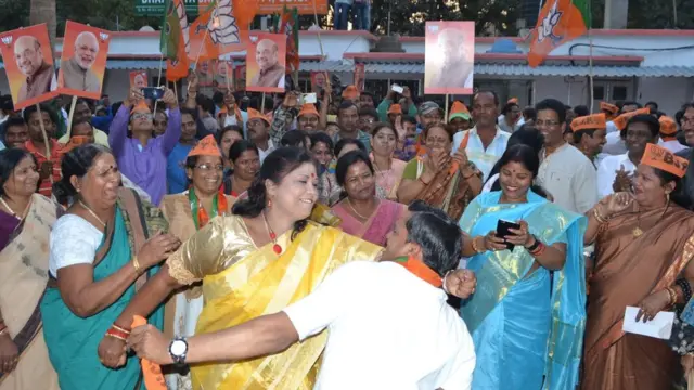 भाजपा की जीत का जश्न मनाते उसके कार्यकर्ता.