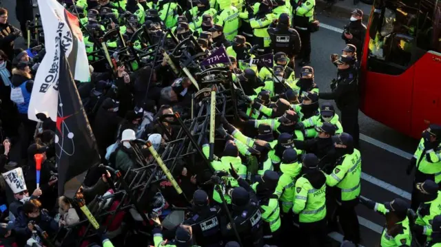 Vista aérea8bets vipum embate entre policiais, com coletes amarelos, e manifestantes