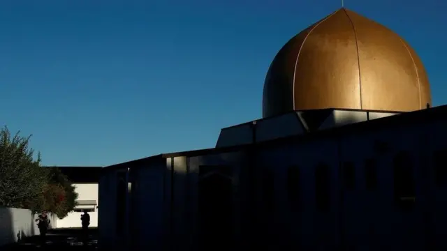 আল নূর মসজিদে সশস্ত্র পুলিশের প্রহরা।