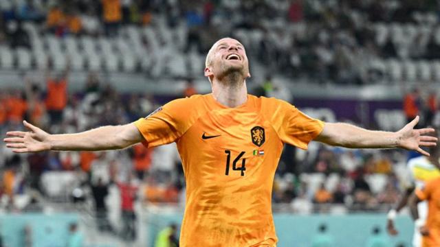 O jogador holandês Davy Klaassen comemora após marcar o segundo gol de sua equipe durante a partida contra o Senegal no Al Thumama Stadium em 21 de novembro de 2022 em Doha, Catar