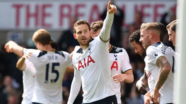 Vincent Janssen mừng rỡ sau khi ghi bàn cho Tottenham Hotspur vào lưới Bournemouth hôm 15/4
