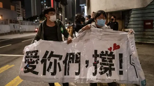 47名民主派被捕人士在法庭聆訊期間,有支持者對他們表示支持。