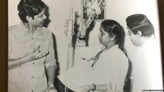 संगीतकार राम लक्ष्मण, आशा भोसले आणि दादा.